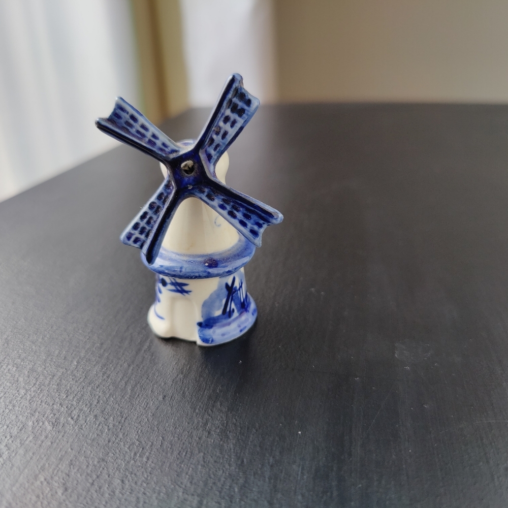 1 vintage ceramic hand painted Delft 🔵⚪ 🇳🇱 windmill shape salt shaker 🧂